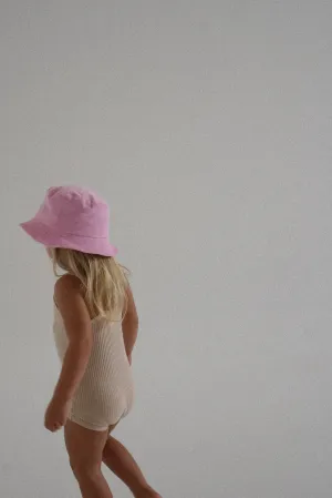 En Pink Bucket Hat
