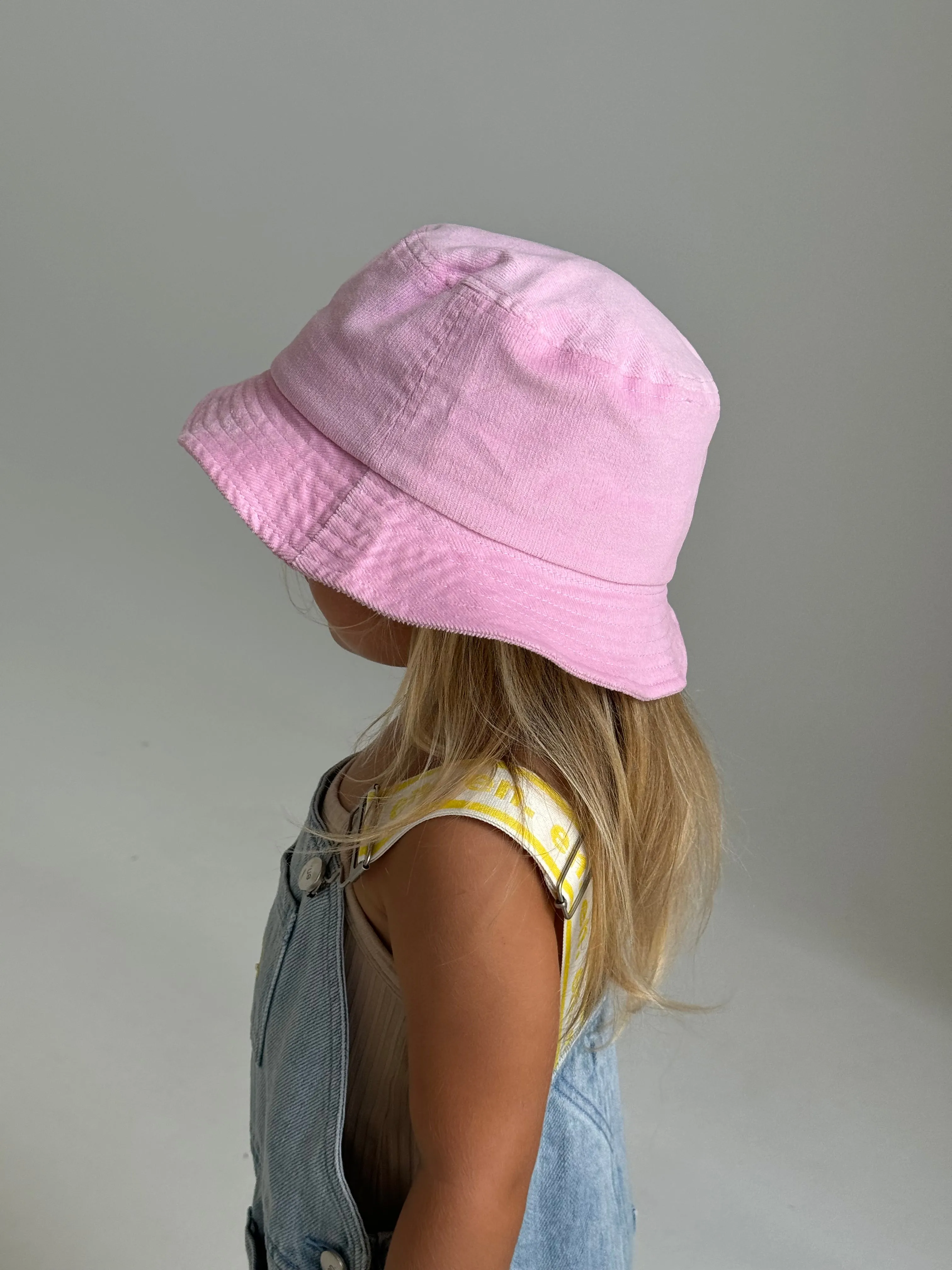 En Pink Bucket Hat
