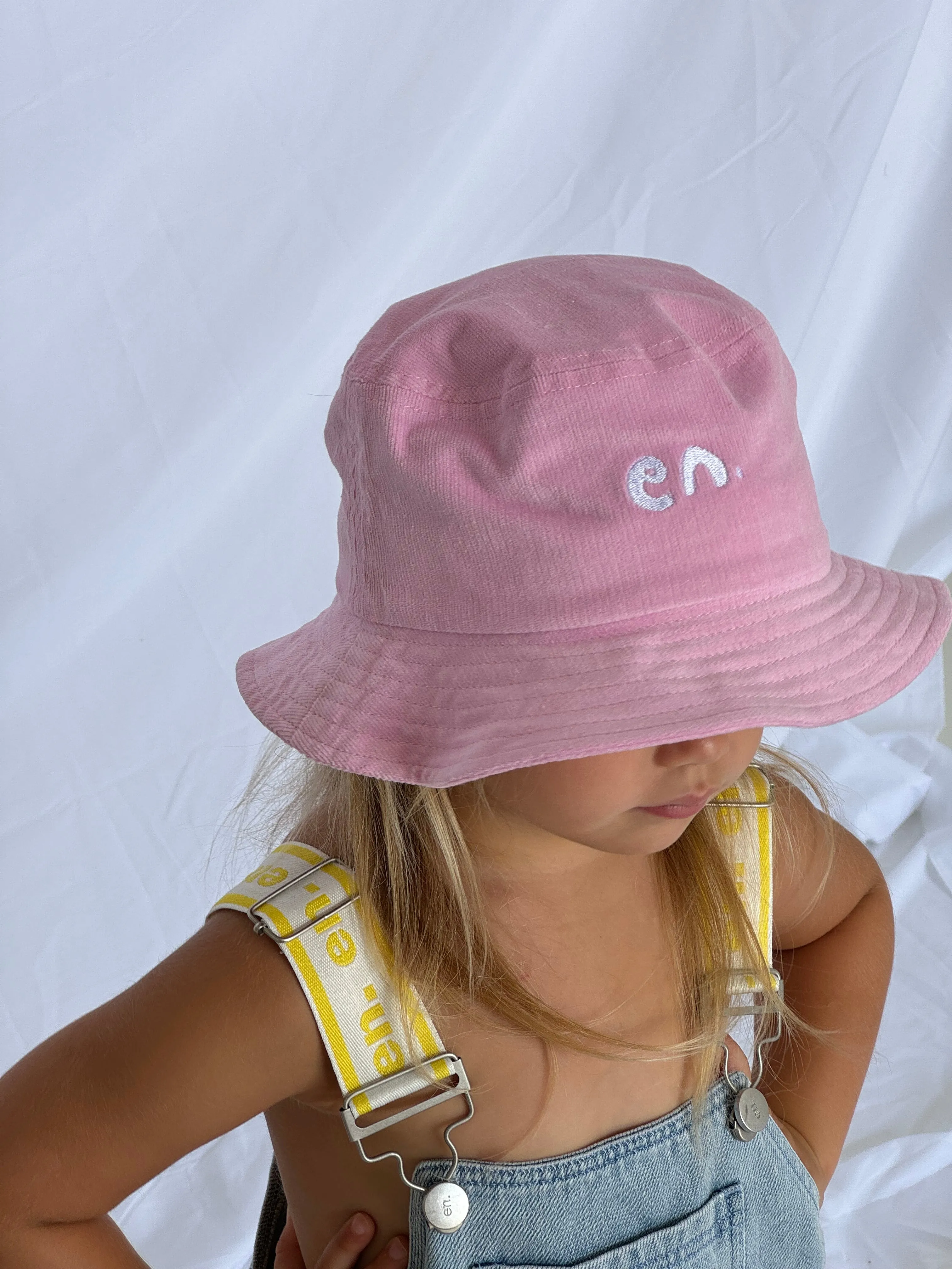 En Pink Bucket Hat