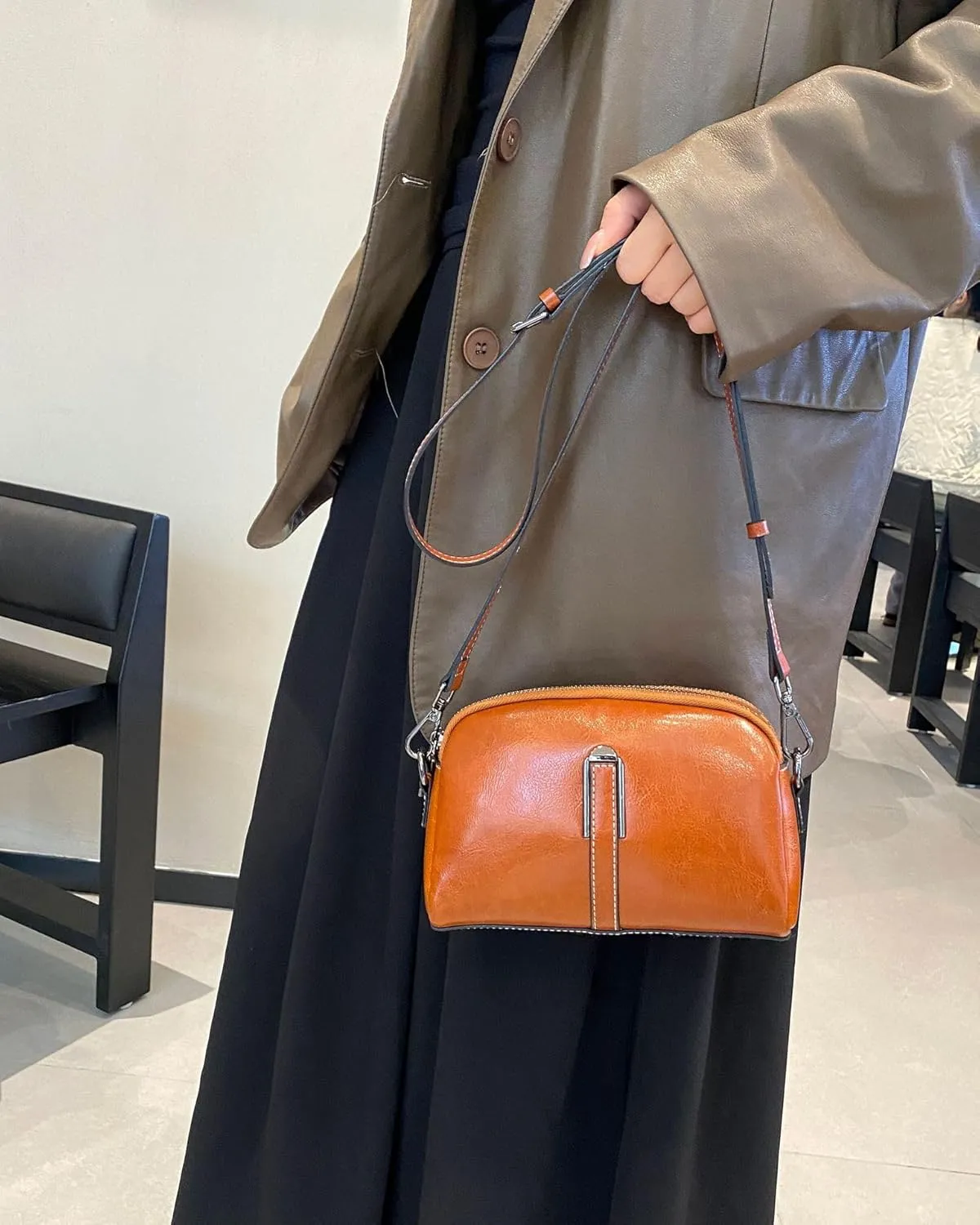 Genuine Leather Crossbody Bag for Women, Oil-waxed Cowhide Small Vintage Bag with Adjustable Strap for Daily Use and Travel