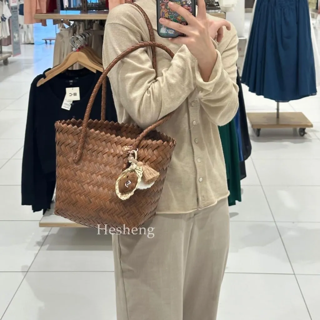 Large capacity Bag Exquisite Straw Handbag with Metal Button and Tassels: Add Highlights to Outings Ladies shoulder Bag