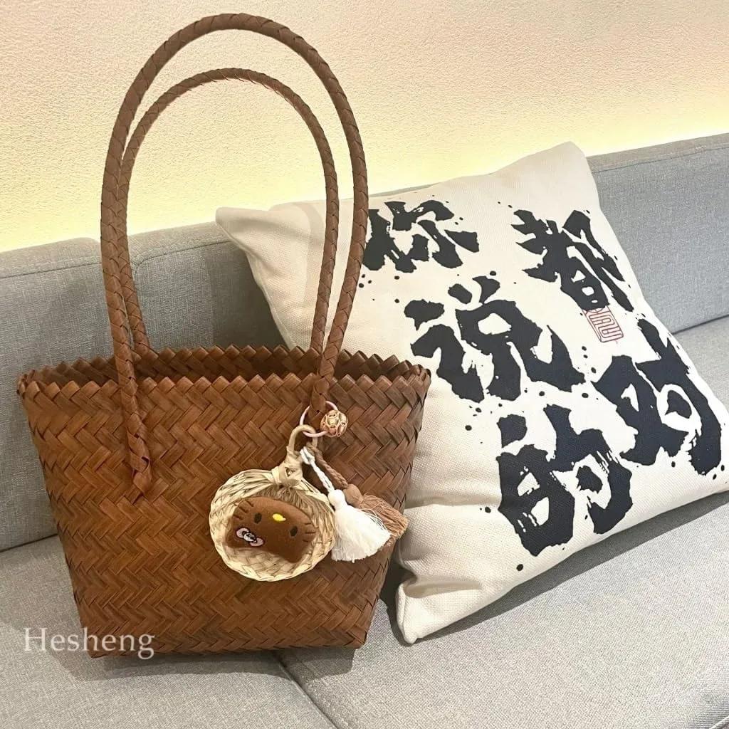 Large capacity Bag Exquisite Straw Handbag with Metal Button and Tassels: Add Highlights to Outings Ladies shoulder Bag