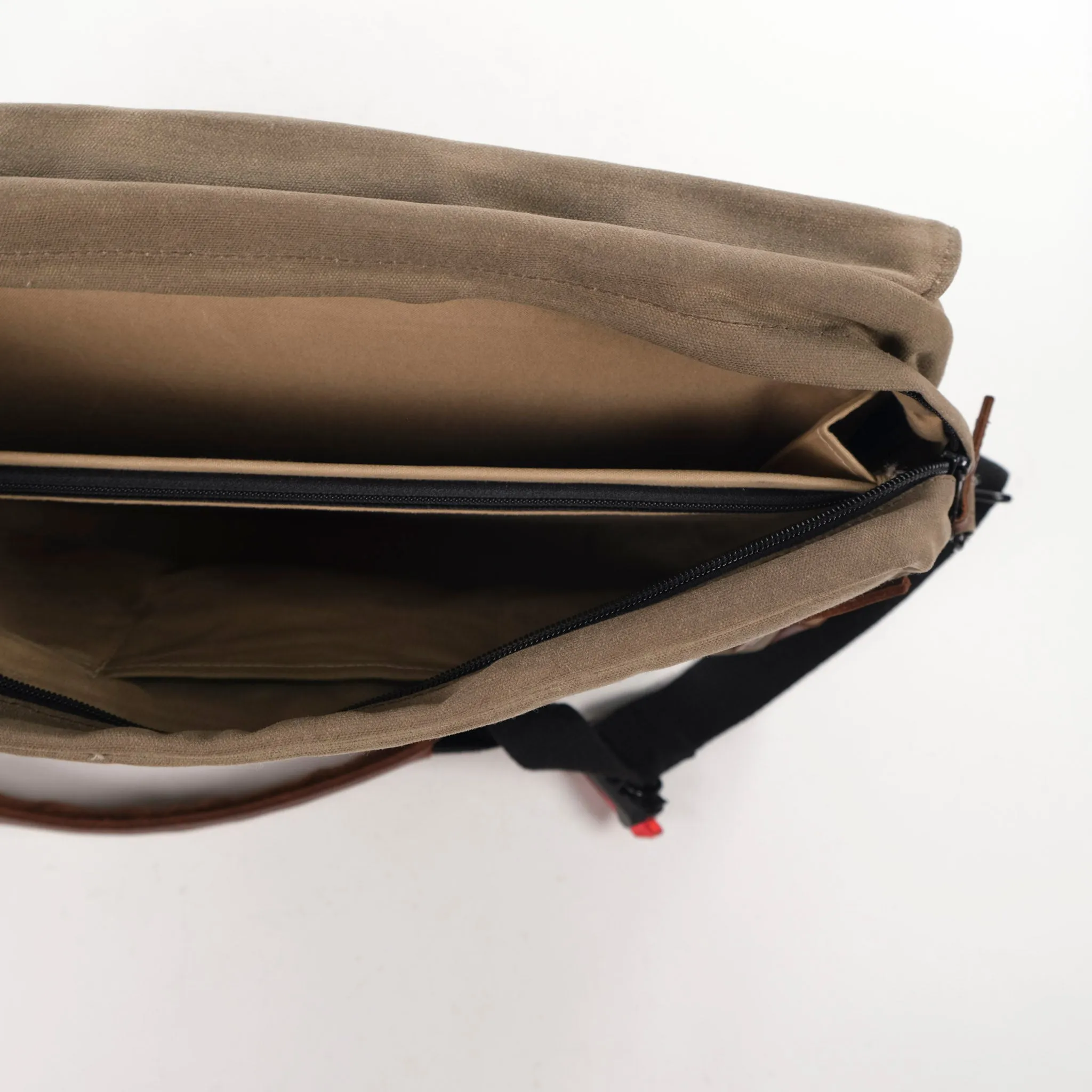 NutSac Muy Grande Messenger Bag