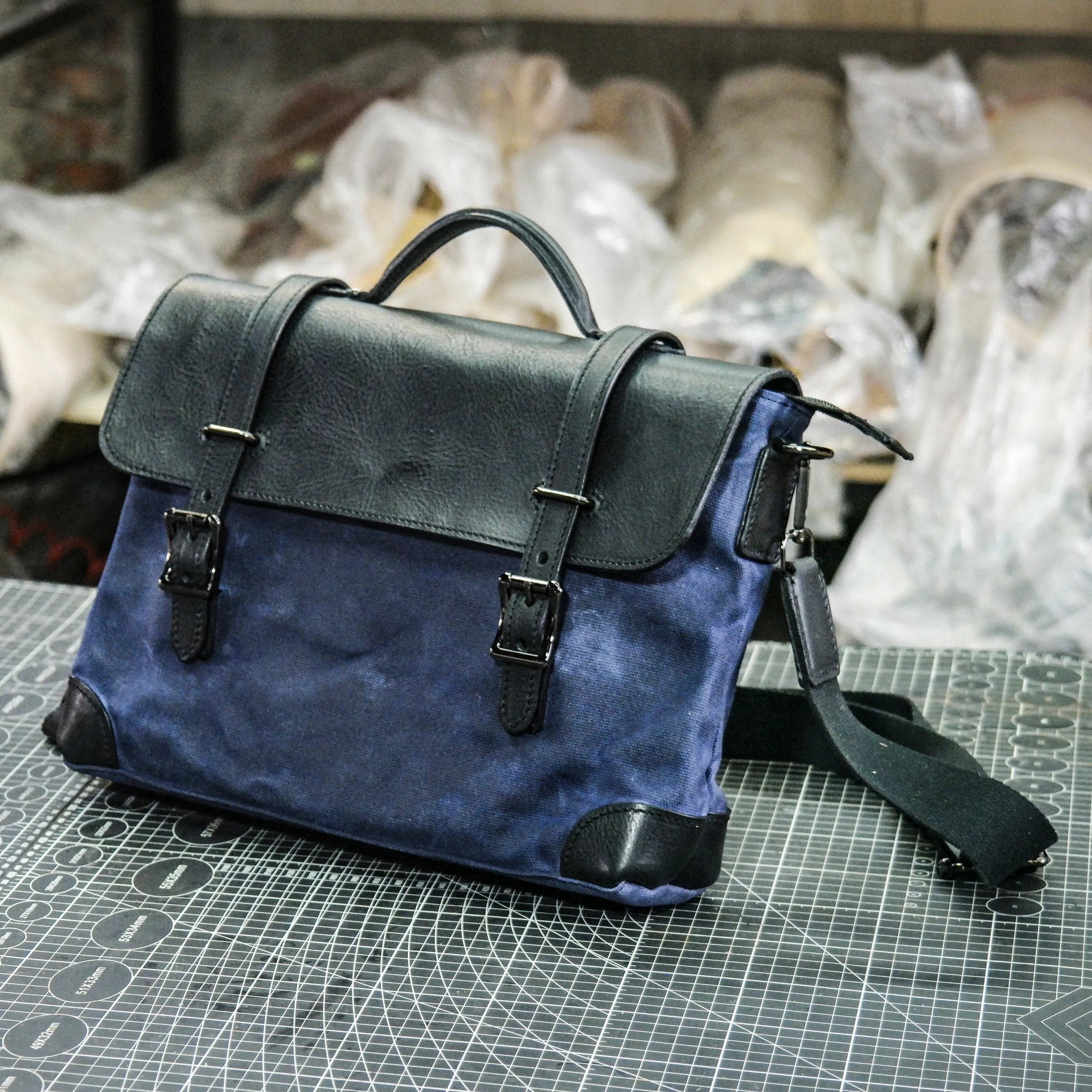 【PDF Pattern】 Black vegetable tanned blue waxed canvas men's and women's crossbody bag