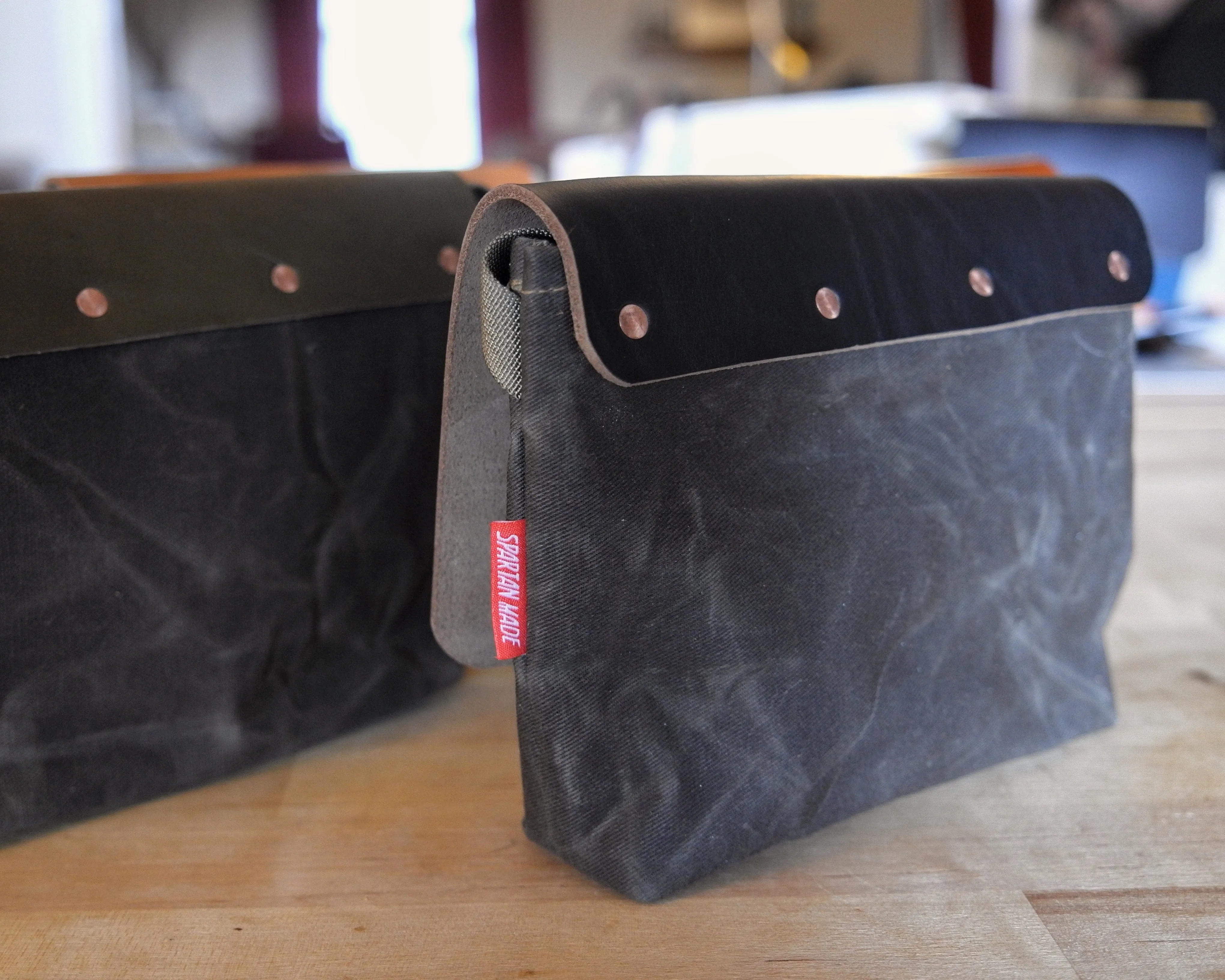 Sacoche in Black/Dark Olive