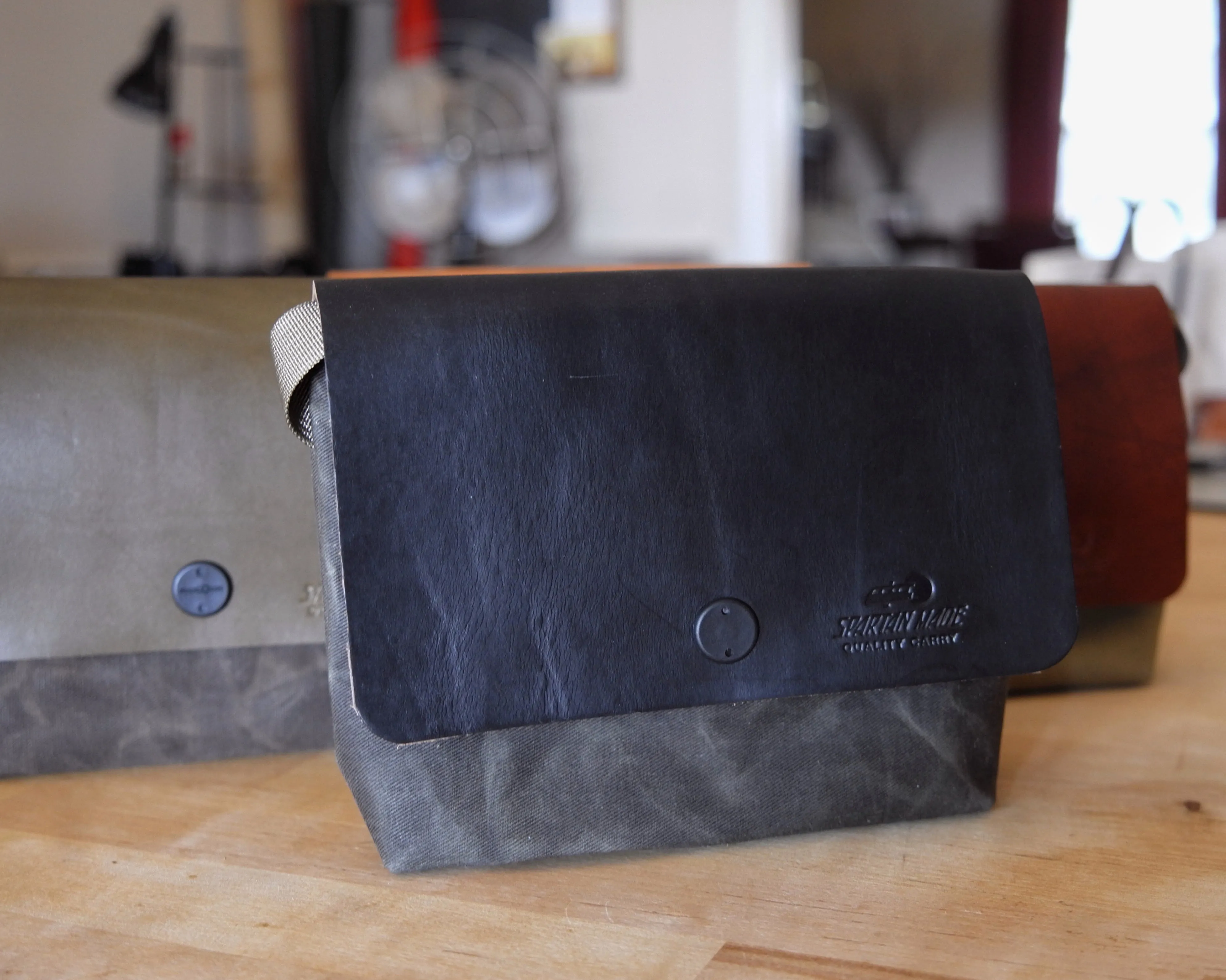 Sacoche in Black/Dark Olive