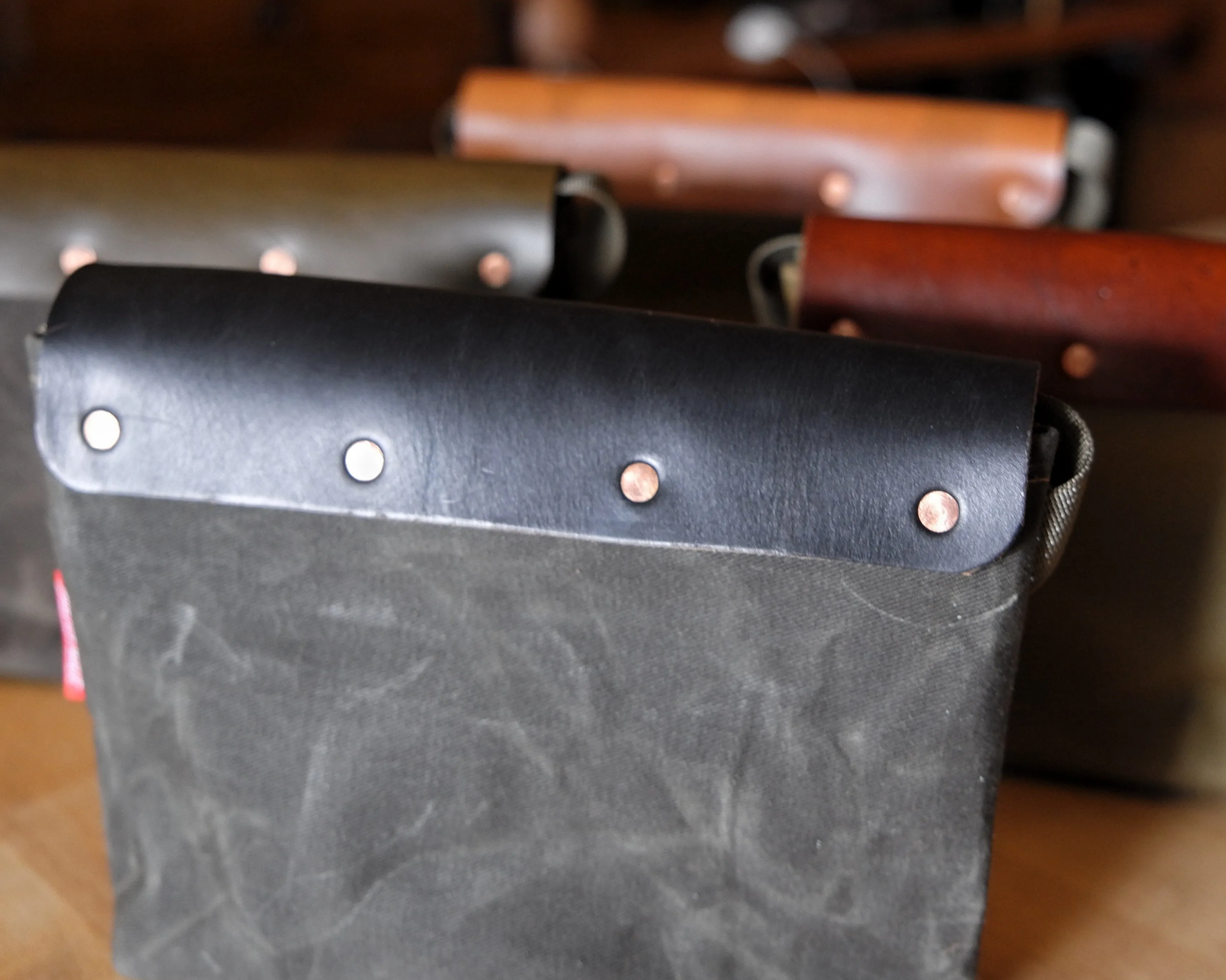Sacoche in Black/Dark Olive