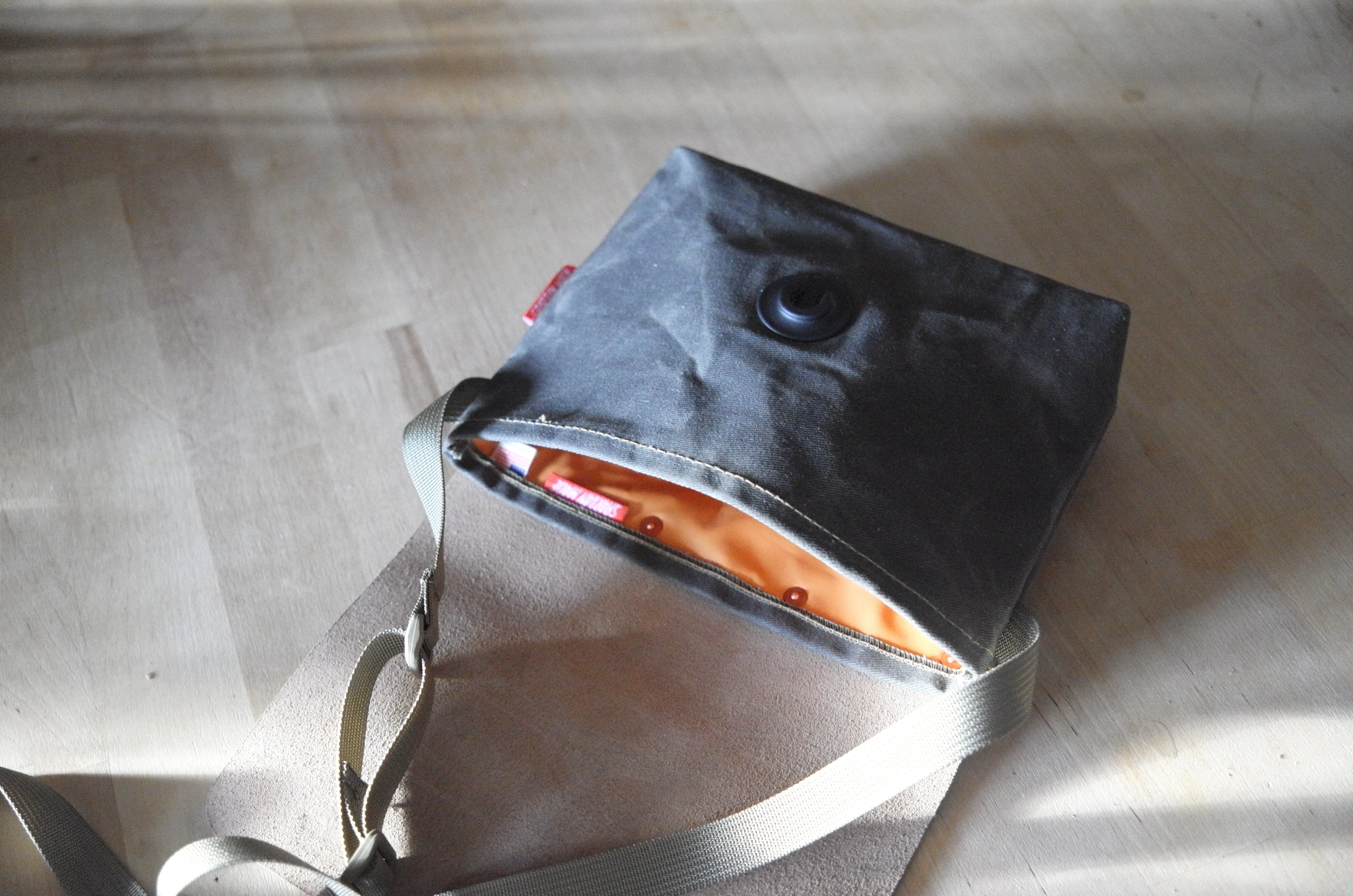 Sacoche in Black/Dark Olive