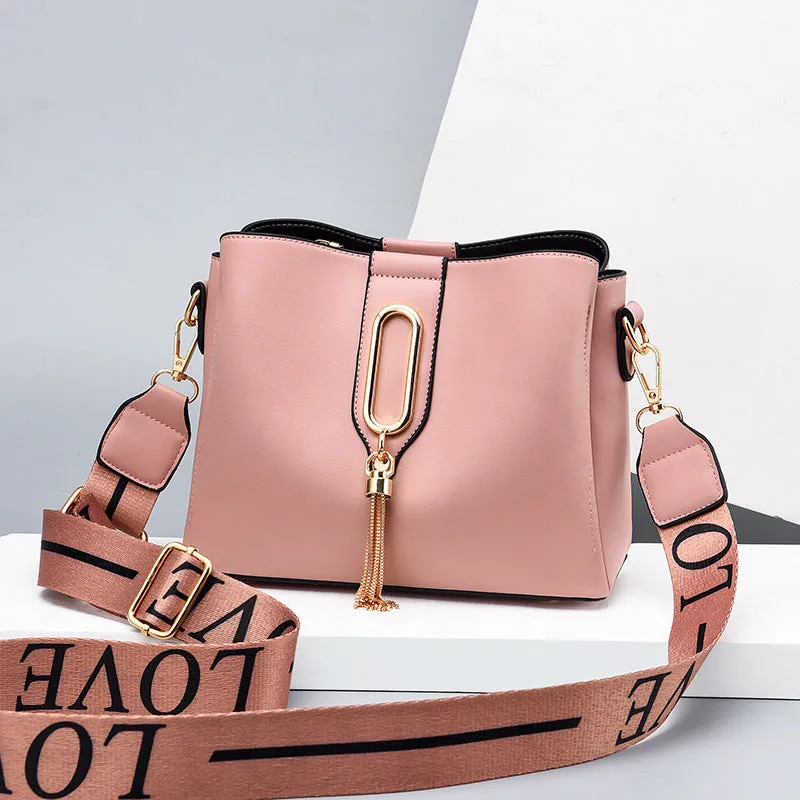Sarah – Elegant Vegan Leather Bucket Bag with Tassel Charm