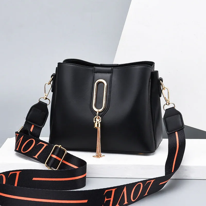 Sarah – Elegant Vegan Leather Bucket Bag with Tassel Charm