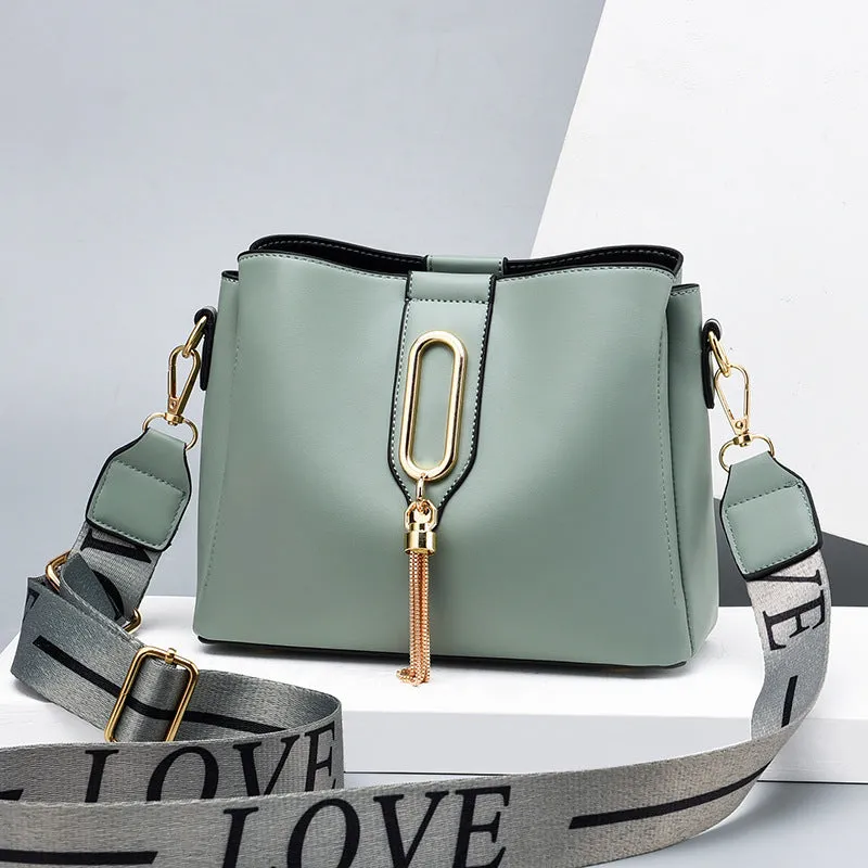 Sarah – Elegant Vegan Leather Bucket Bag with Tassel Charm